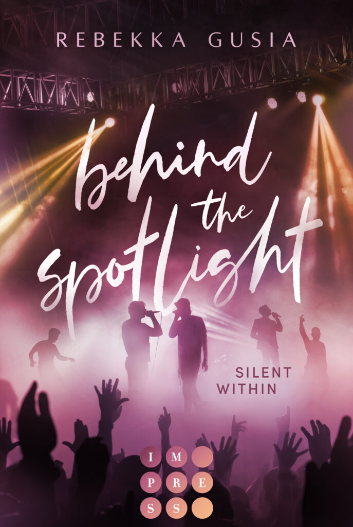 Das Cover des Buchs "Behind The Spotlight - Silent Within" von Rebekka Gusia ist zu sehen. Es zeigt eine Konzertszene. Die Silhouetten von fünf Männern auf der Bühne sind zu erkennen. Im Vordergrund sind hochgestreckte Hände der jubelnden Menge zu erkennen. Scheinwerferlicht in der Farbe des Covers leuchtet auf die Männer auf der Bühne. Die Cover ist in einem rot/dunkelpink und orangen Farbschema gehalten.
Auf jedem Band steht mittig der Name der Reihe "Behind The Spotlight" und kleiner rechts darunter der Untertitel der Reihe. Oben steht der Name der Autorin Rebekka Gusia. Unten ist in einem 3x3 Muster von Kreisen der Name des Verlags Impress zu lesen.