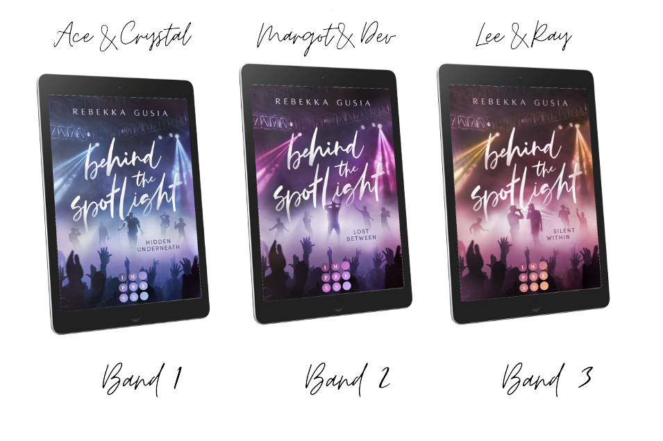 Es sind drei Tablets zu sehen, die die Cover der drei Bände der "Behind The Spotlight" Trilogie von Rebekka Gusia zeigen. Auf allen drei Bänden ist eine Konzertszene zu sehen. Die Silhouetten von fünf Männern auf der Bühne sind zu erkennen. Im Vordergrund sind hochgestreckte Hände der jubelnden Menge zu erkennen. Scheinwerferlicht in der Farbe des Covers leuchtet auf die Männer auf der Bühne. Die Cover sind jeweils in einem Farbschema gehalten. Band 1 in blau und lila Tönen, Band 2 in pink und lila und Band 3 in pink/dunkelrot und orange.
Auf jedem Band steht mittig der Name der Reihe "Behind The Spotlight" und kleiner rechts darunter der Untertitel der Reihe. Oben steht der Name der Autorin Rebekka Gusia. Unten ist in einem 3x3 Muster von Kreisen der Name des Verlags Impress zu lesen.